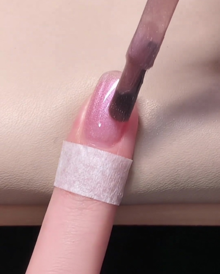 UV/LEDライトの中でジェルネイルを硬化させている様子。
