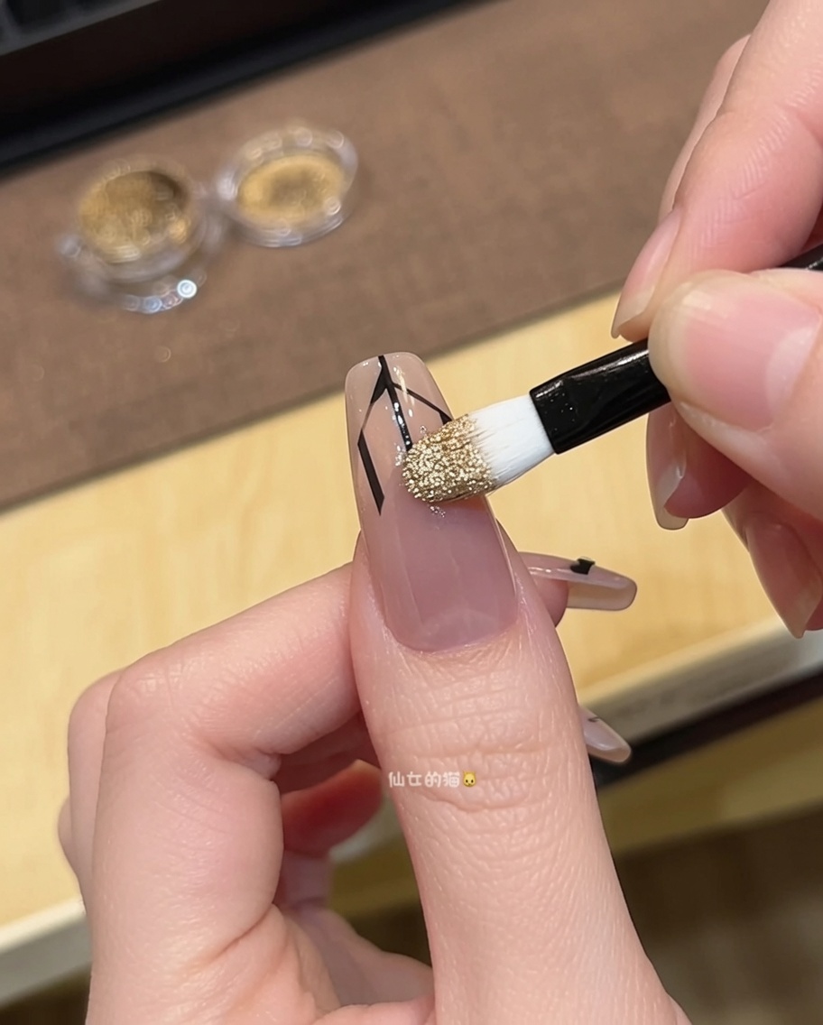 ピンセットを使って、フレンチラインの縁周りについた余分なゴールドパウダーを慎重に取り除いているクローズアップ画像。