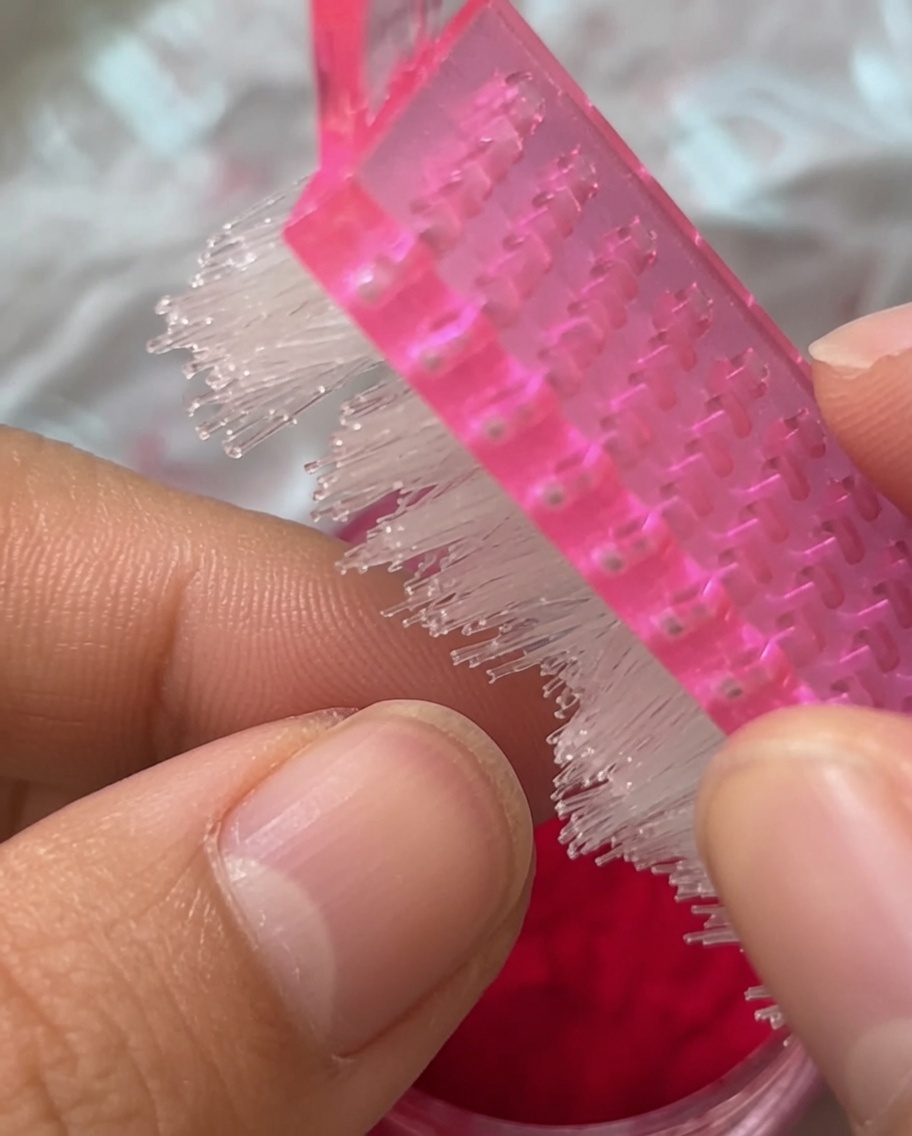 ダストブラシで余分なパウダーを払っている様子