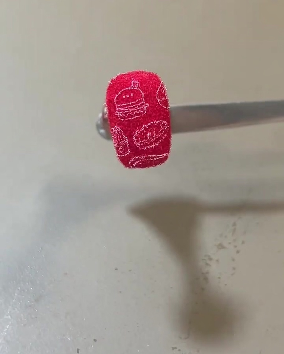完成したレッドベルベット&フード柄ネイル