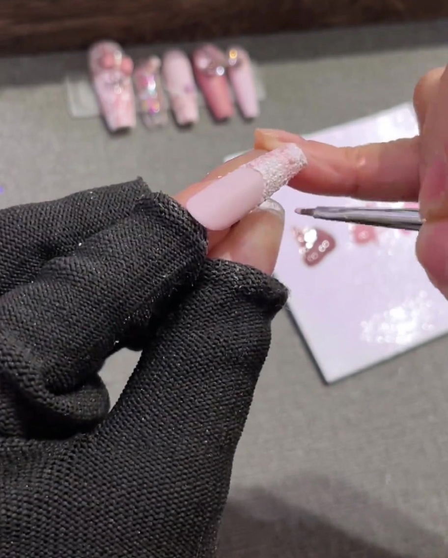 横のピンクラインで格子柄を作っている様子