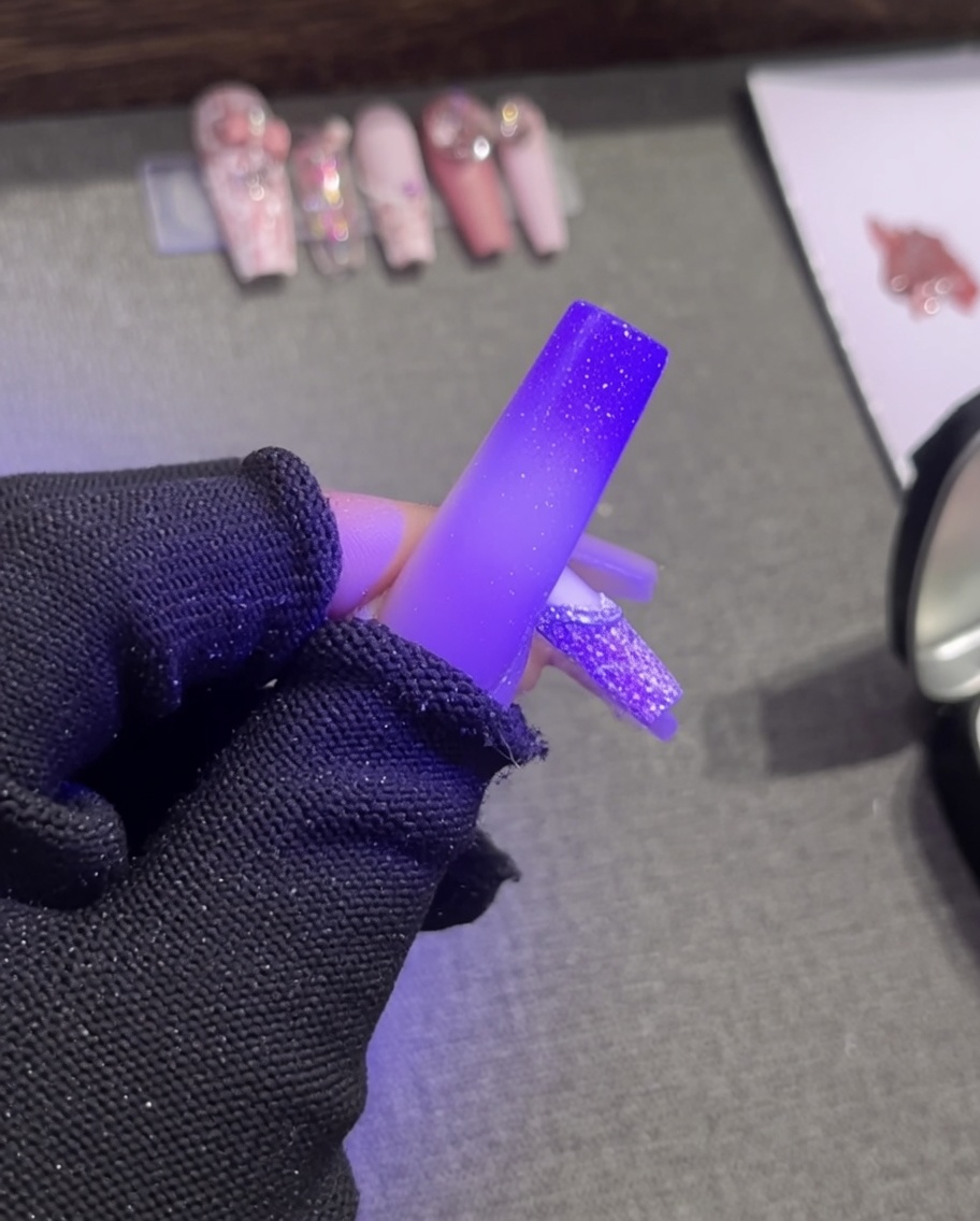 ピンセットでパールを置いている様子