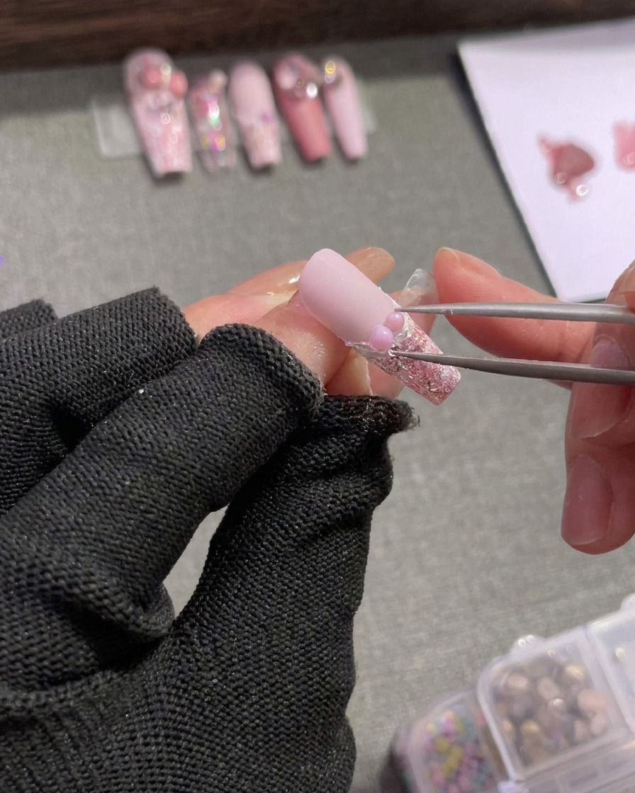 リボンとストーンを追加して華やかにする様子