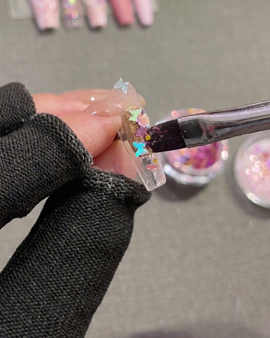 バタフライ形のセキンを散りばめる様子