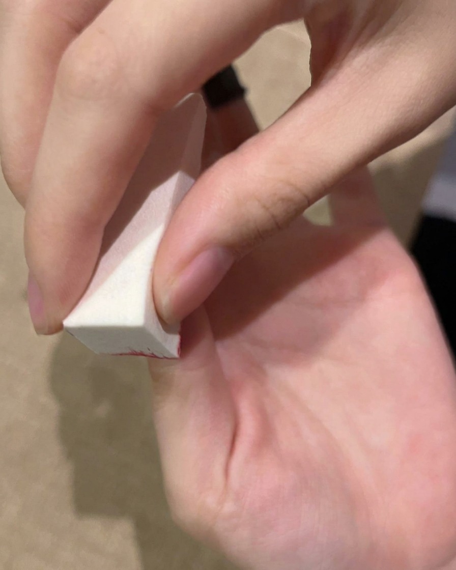 スポンジで叩いた後、UVランプで硬化させている様子