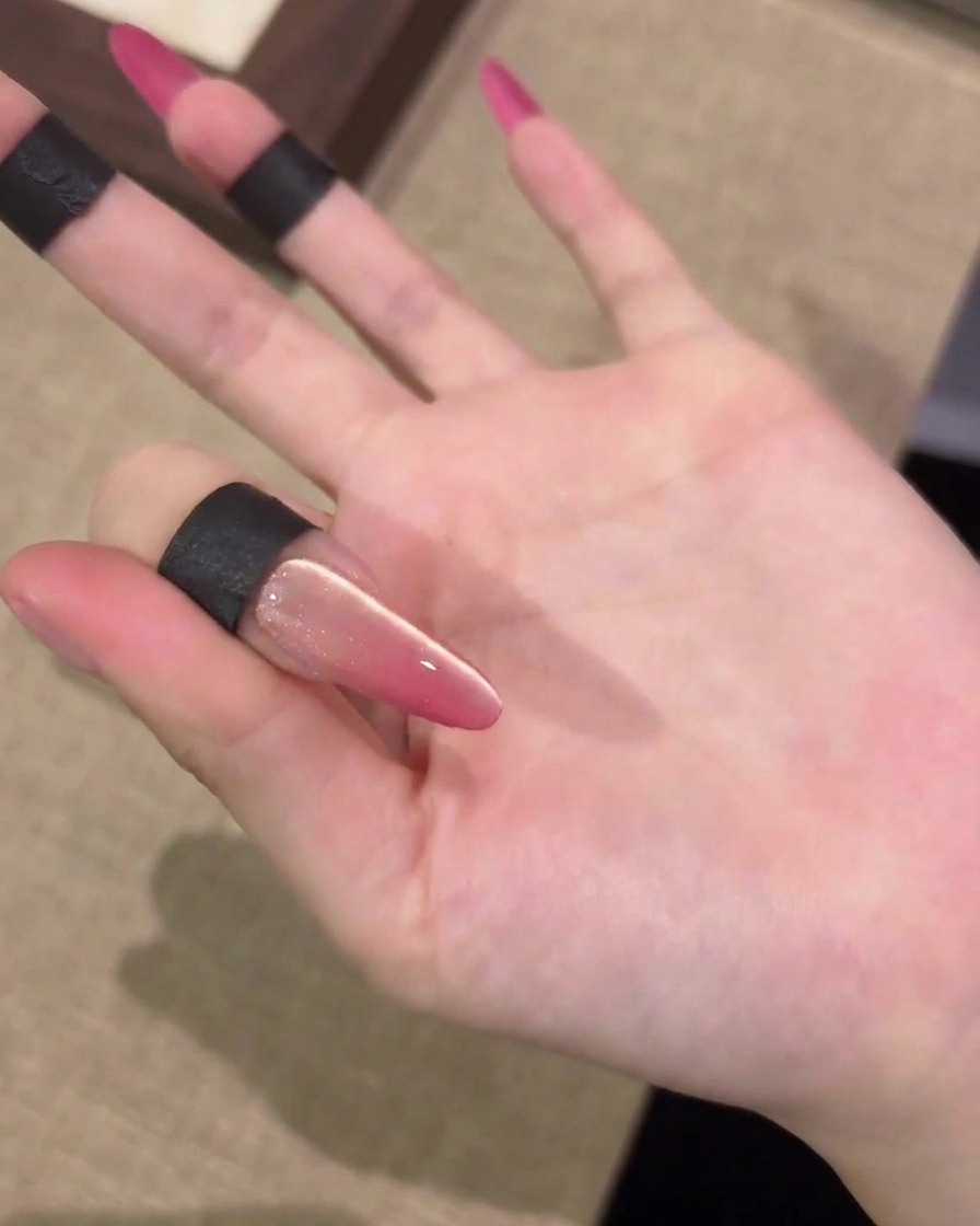 爪の上でマグネットを左右に動かし、光の反射を作っている様子