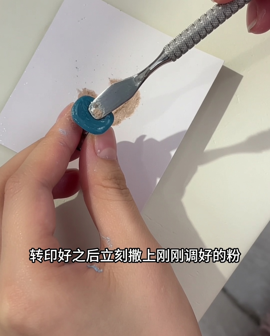 さらにパウダーを追加して隙間なく覆っている様子