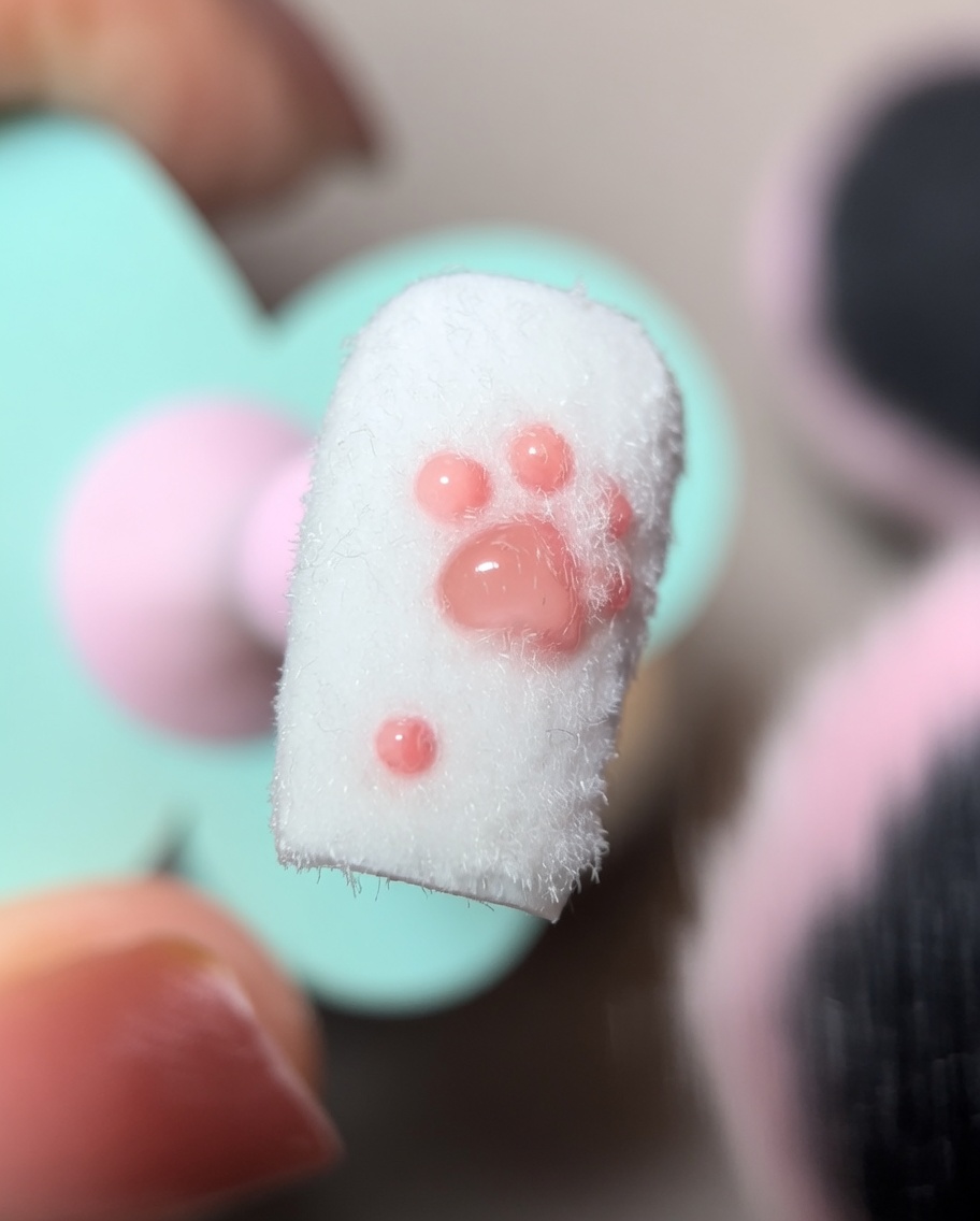 パウダーがついたネイルをUVランプに入れて硬化させている様子。