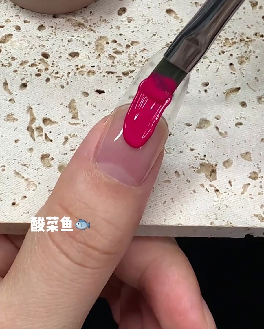 爪の中央を通って明るいピンクのジェルが均一に伸びていく様子。