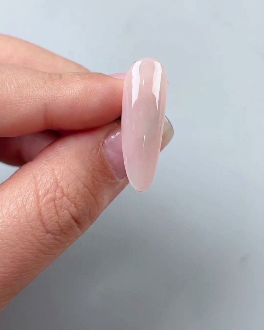 ピンセットを使って、小さな金箔を爪の表面に乗せている様子。