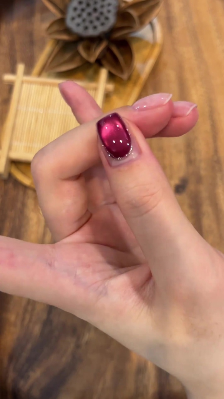 ローズレッドの宝石風マグネット・キャッツアイネイル — ステップバイステップのやり方