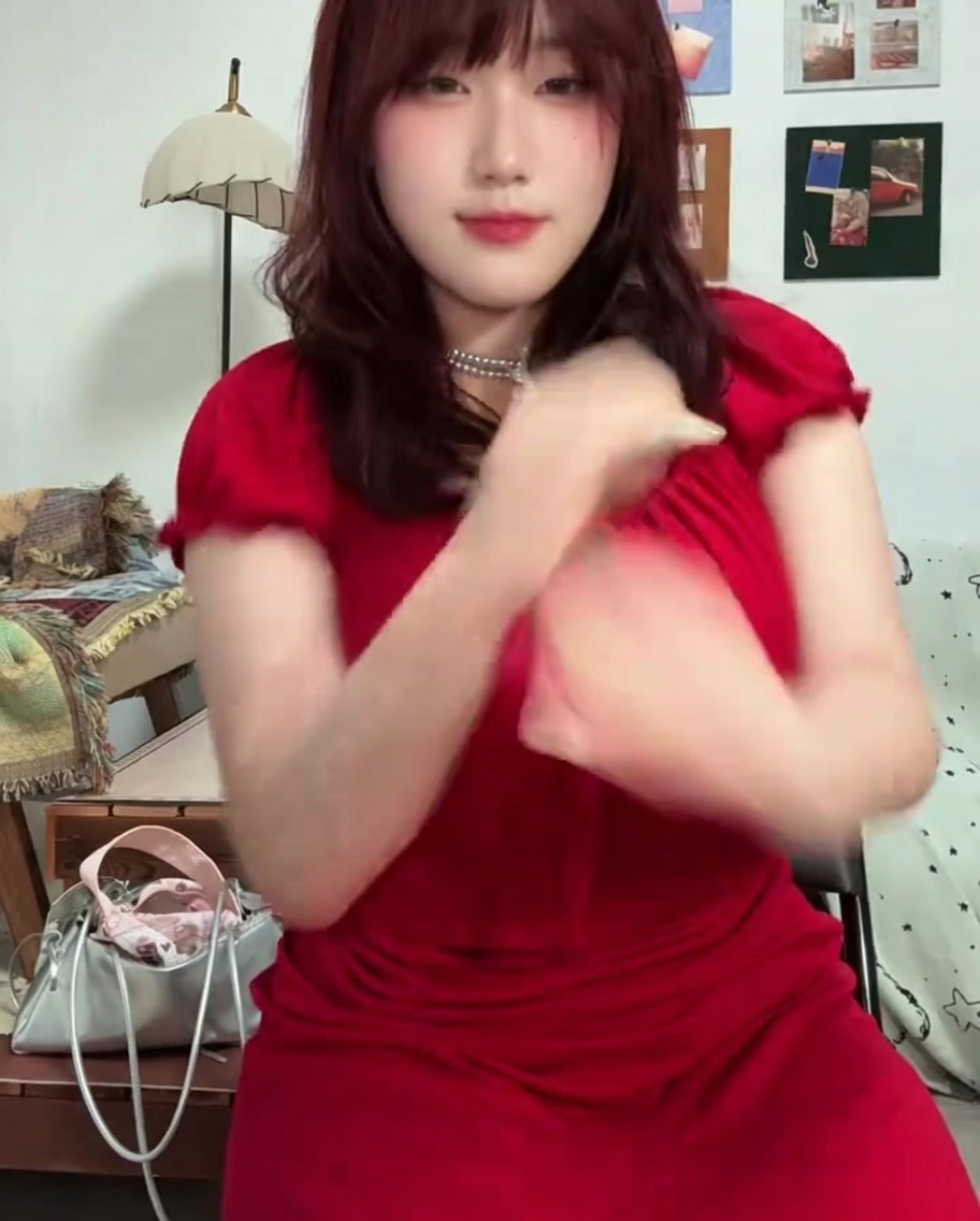 親指と人差し指に鮮やかなフューシャピンクのジェルを塗布している様子。