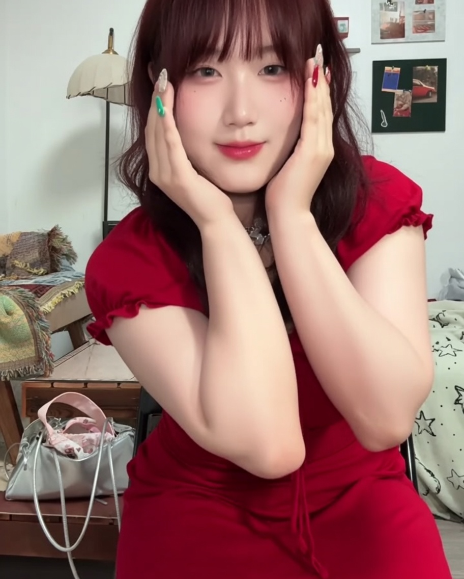完成したレオパード柄とフューシャピンクのネイルの上に、クリアで艶やかなトップコートを塗布している様子。