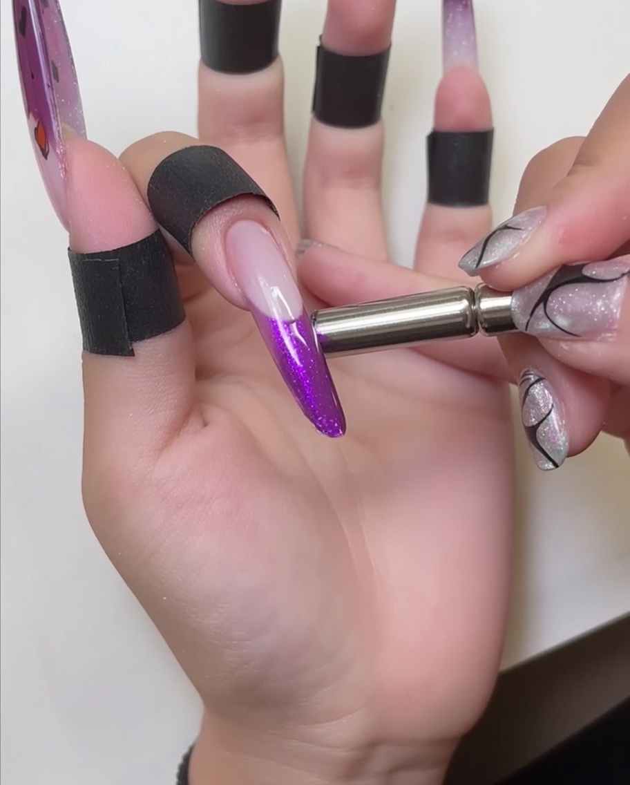 マグネットスティックを硬化前の爪に近づけ、輝きを操っている様子。