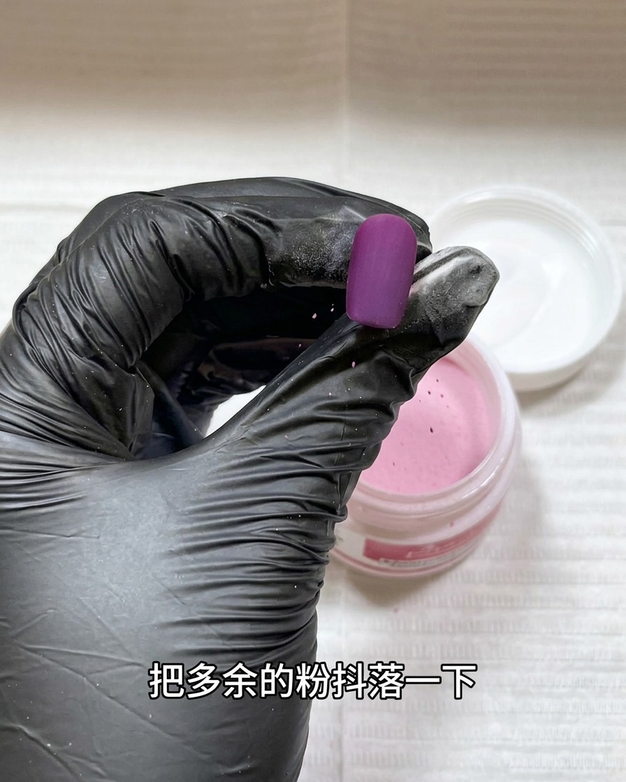 アクリルパウダーをかけたネイルチップをUV/LEDハンディライトで硬化させている様子