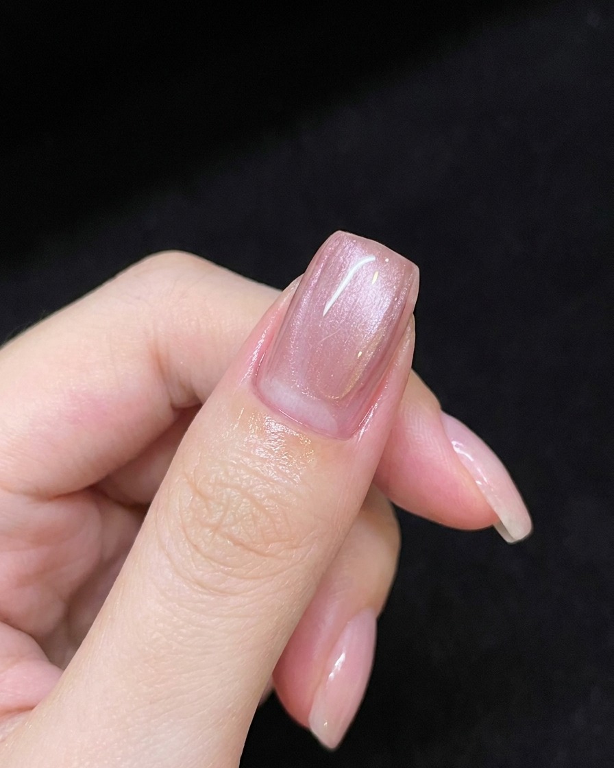 マグネットスティックを使って、ピンクジェルの上に斜めの光のラインを作っている様子。