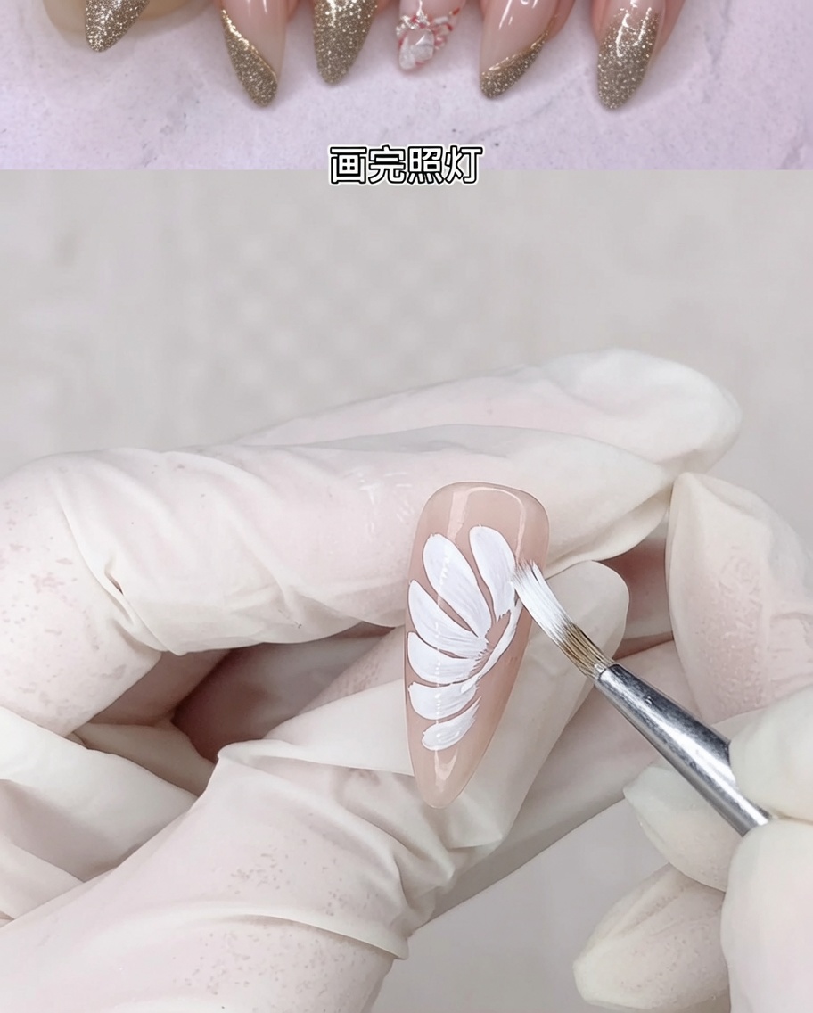 白い花びらを描いたネイルをライトで硬化させている様子。