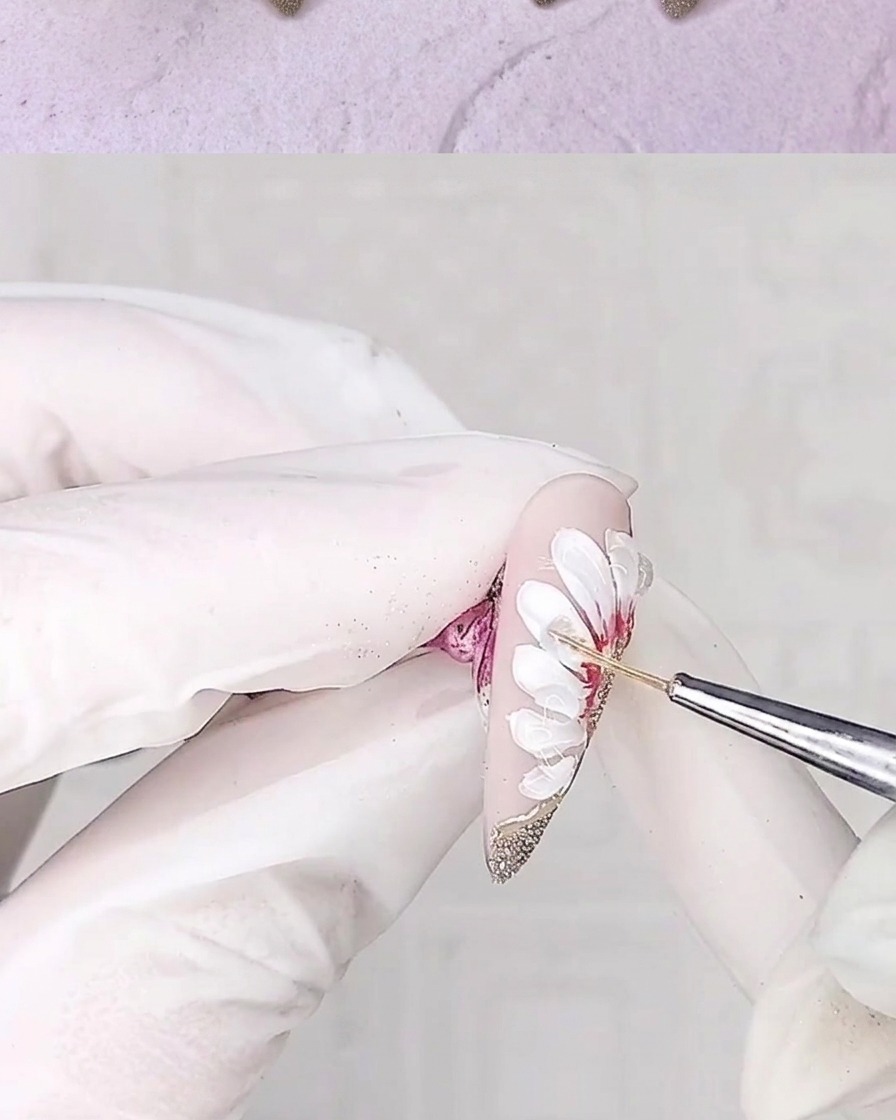 さらに花びらにジェルを重ねて立体感を強調している様子。
