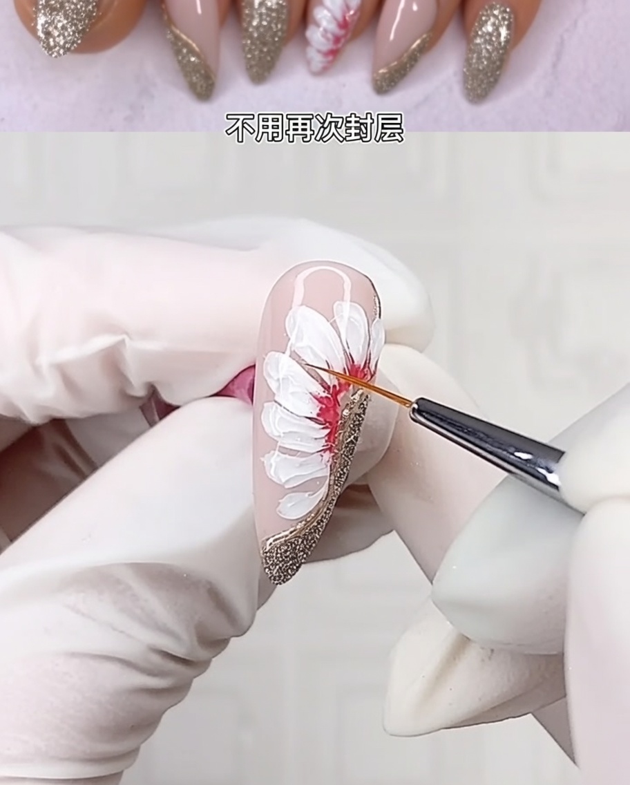 完成した3Dネイルをライトで最後の硬化をしている様子。