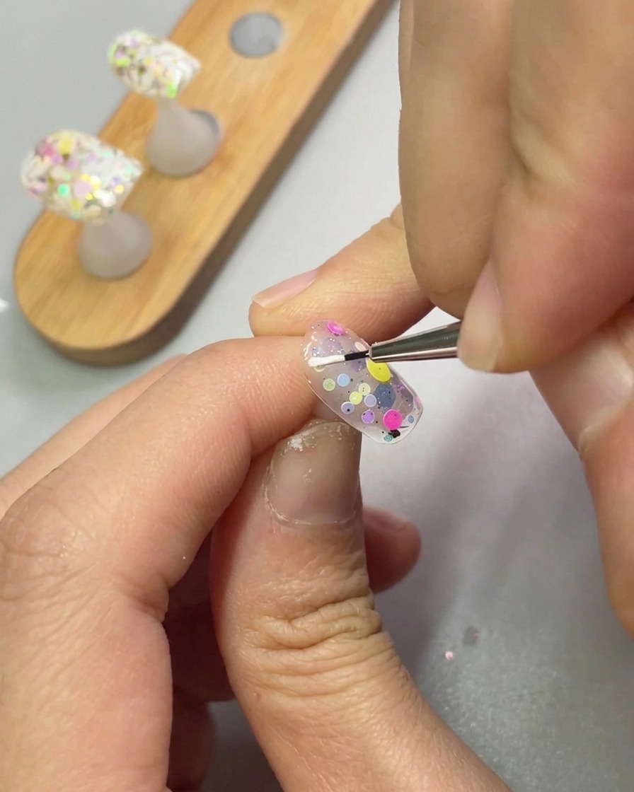細筆を使い、3Dジェルで白い花びらを描き始めている様子。