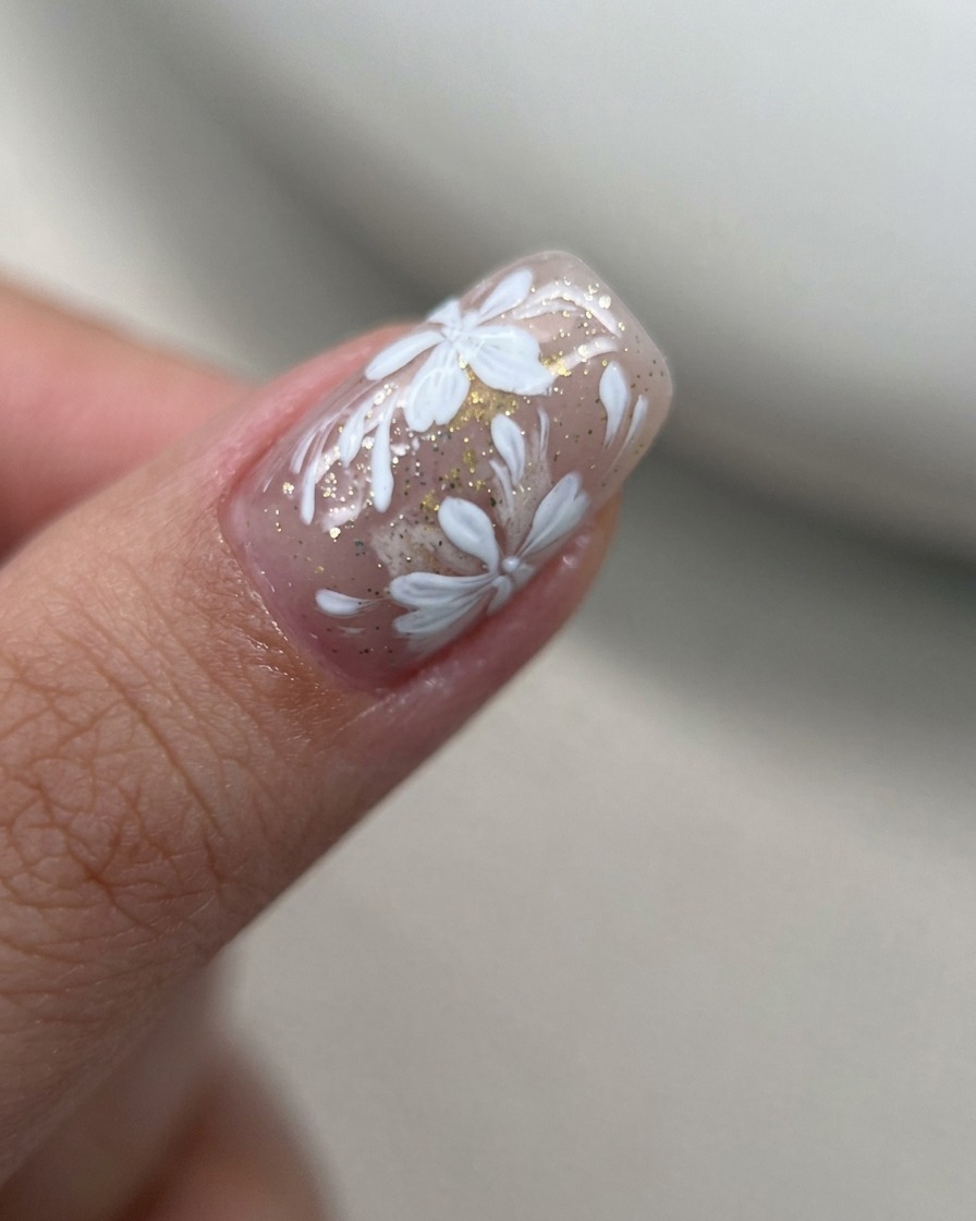 白い花びらを密集させて描いている様子。
