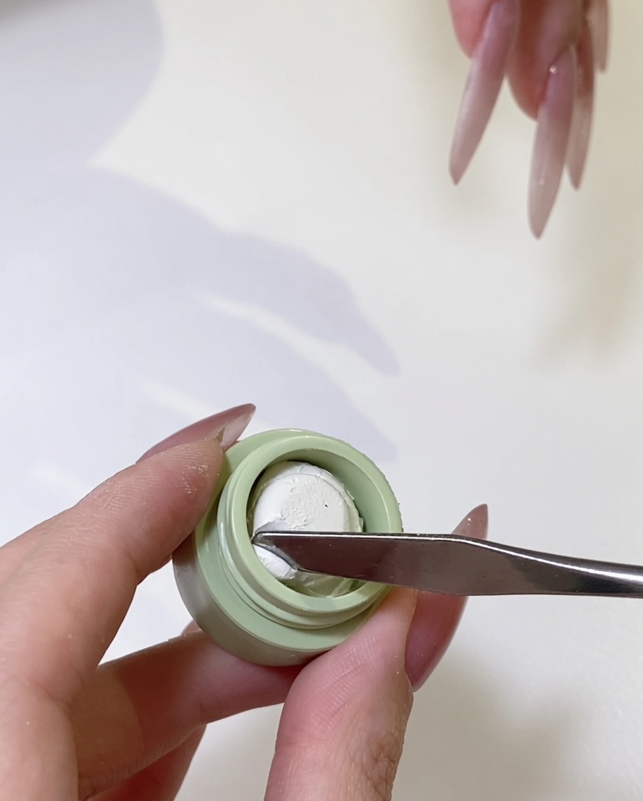 スパチュラでアイボリーホワイトのジェルを少量すくい取っている様子。