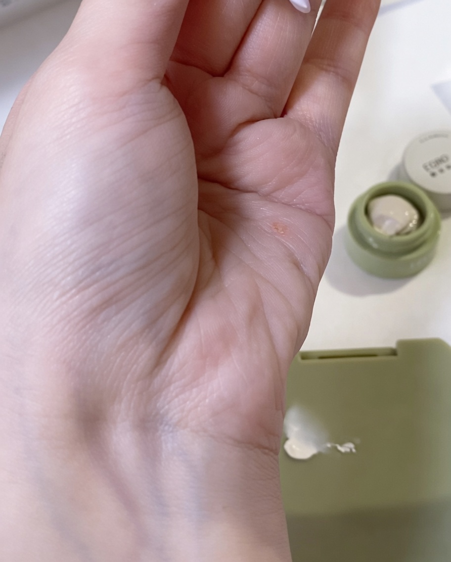 スポンジを使ってホワイトジェルを爪の中央に向かって優しく叩き込んでいる様子。