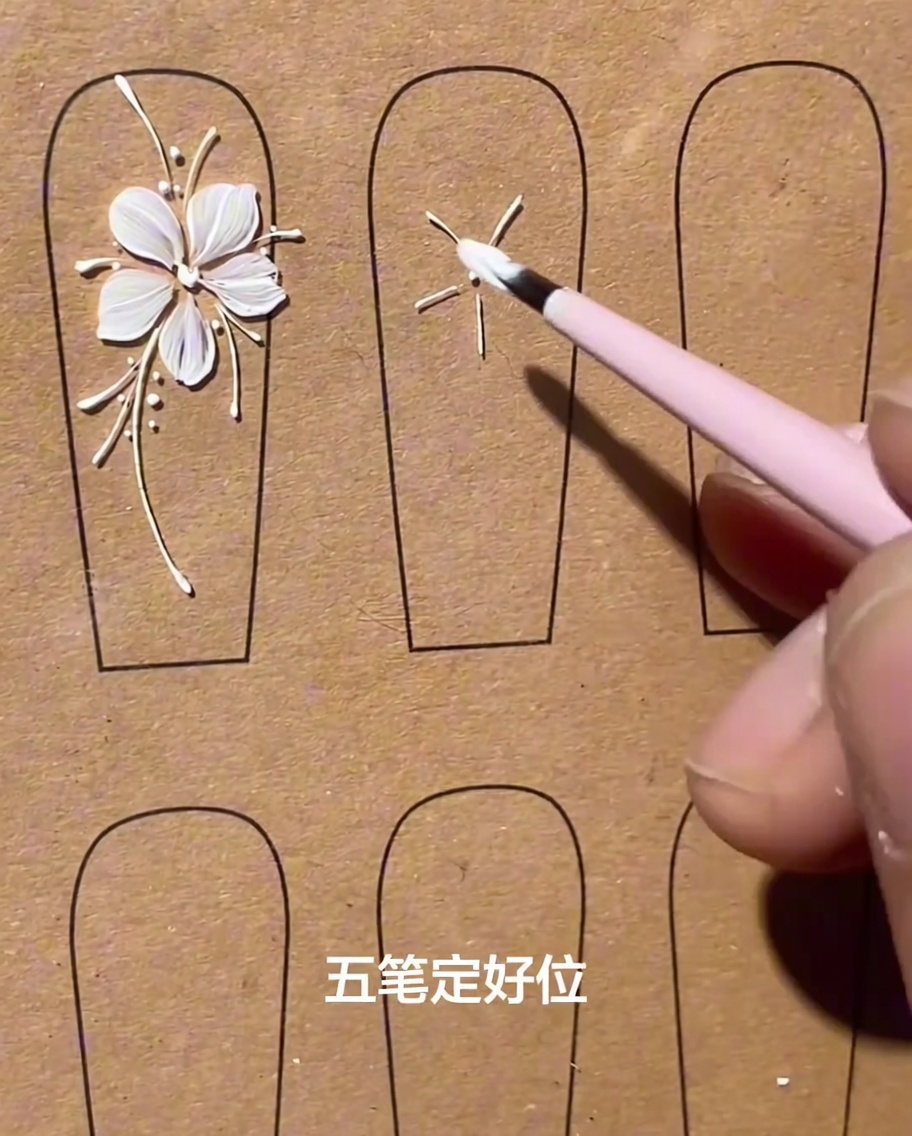 フラットブラシで厚みのある白い花びらを、外側から中心に向かって描いている様子。