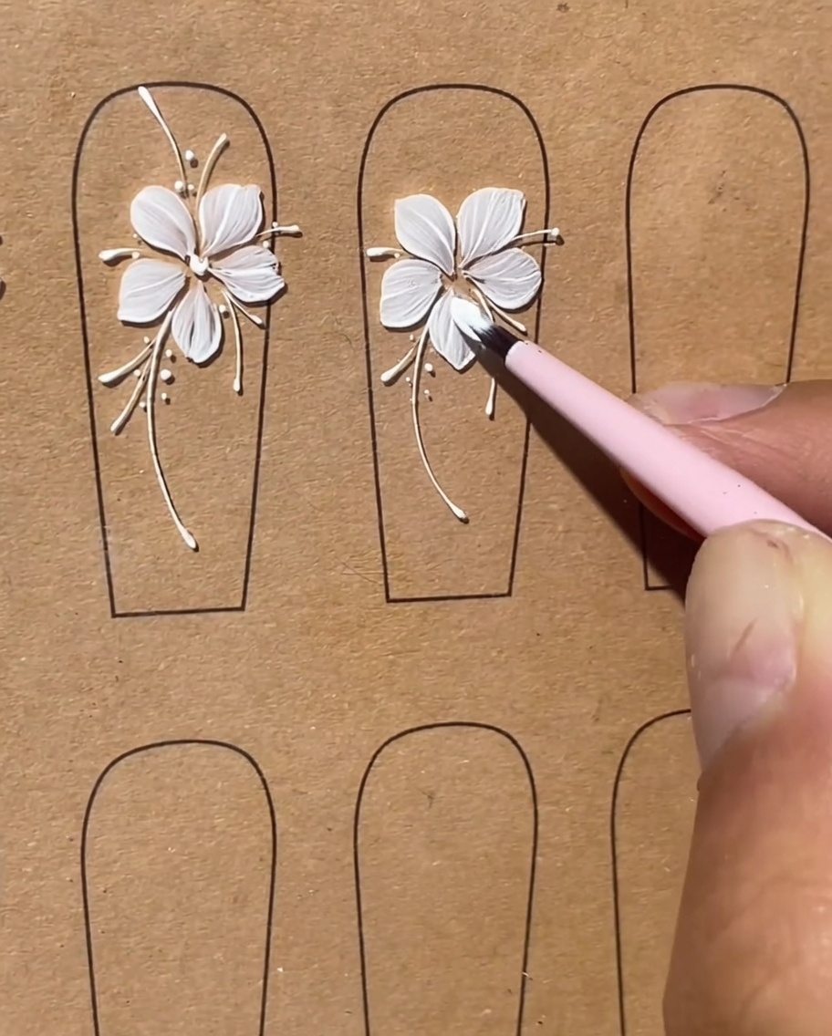 フラットブラシで1枚目の隣に2枚目の白い花びらを描いている様子。
