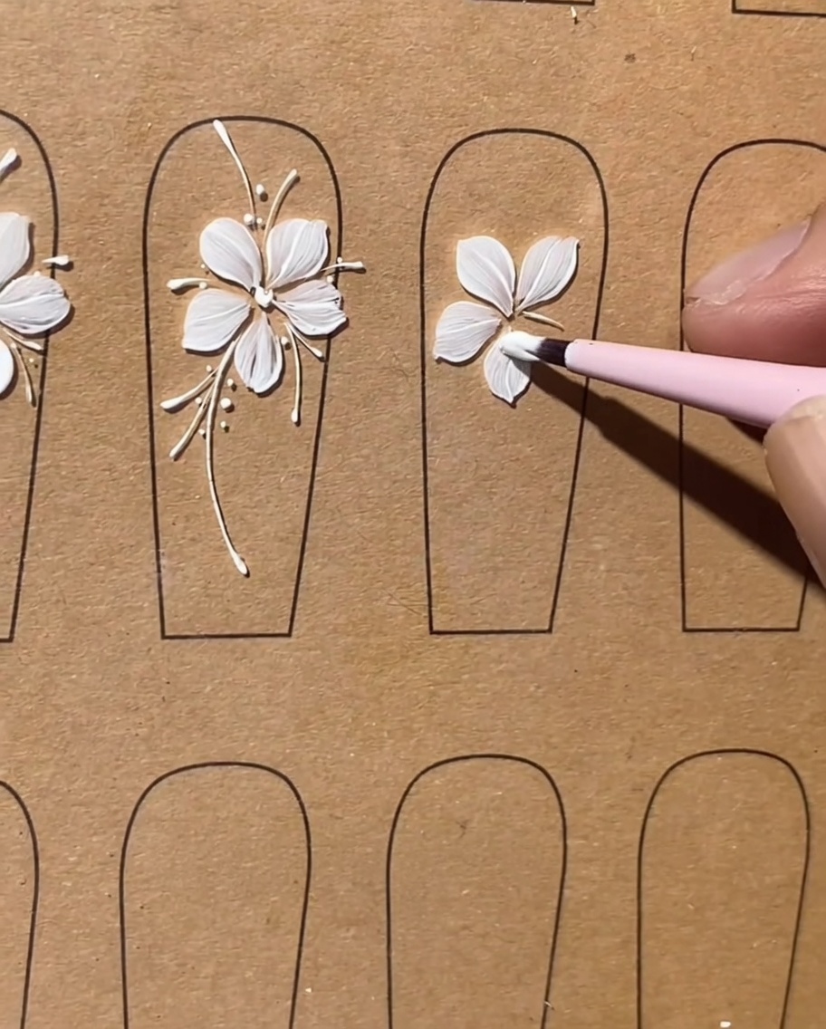 フラットブラシで最後となる5枚目の花びらを描き、花の形を完成させている様子。