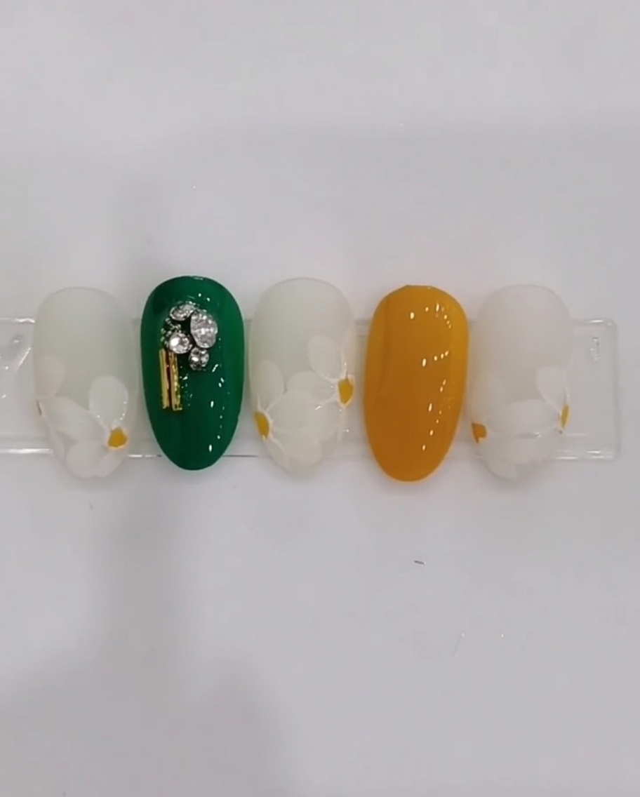 ミルキーベースに重なり合った白いデイジーの花びらのアップ。