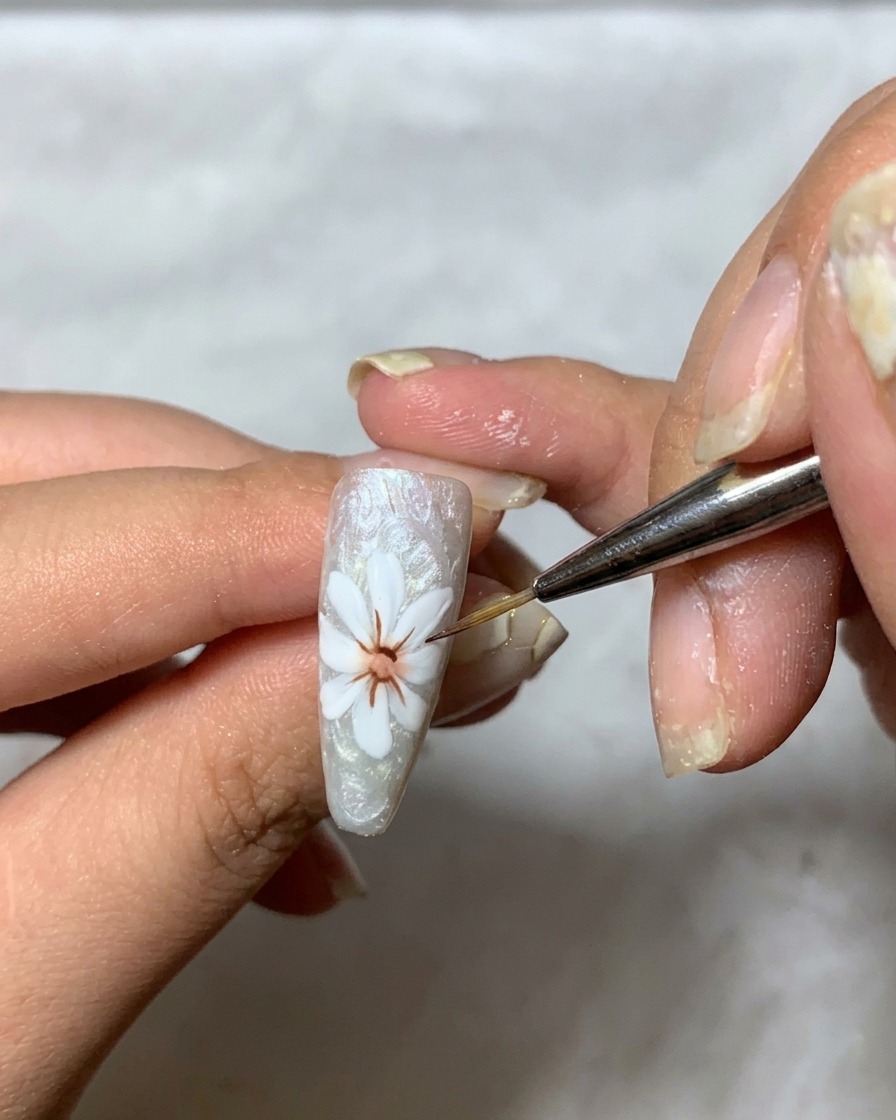 白い花びらの上に厚みのあるクリアジェルを重ねて立体感を出している様子