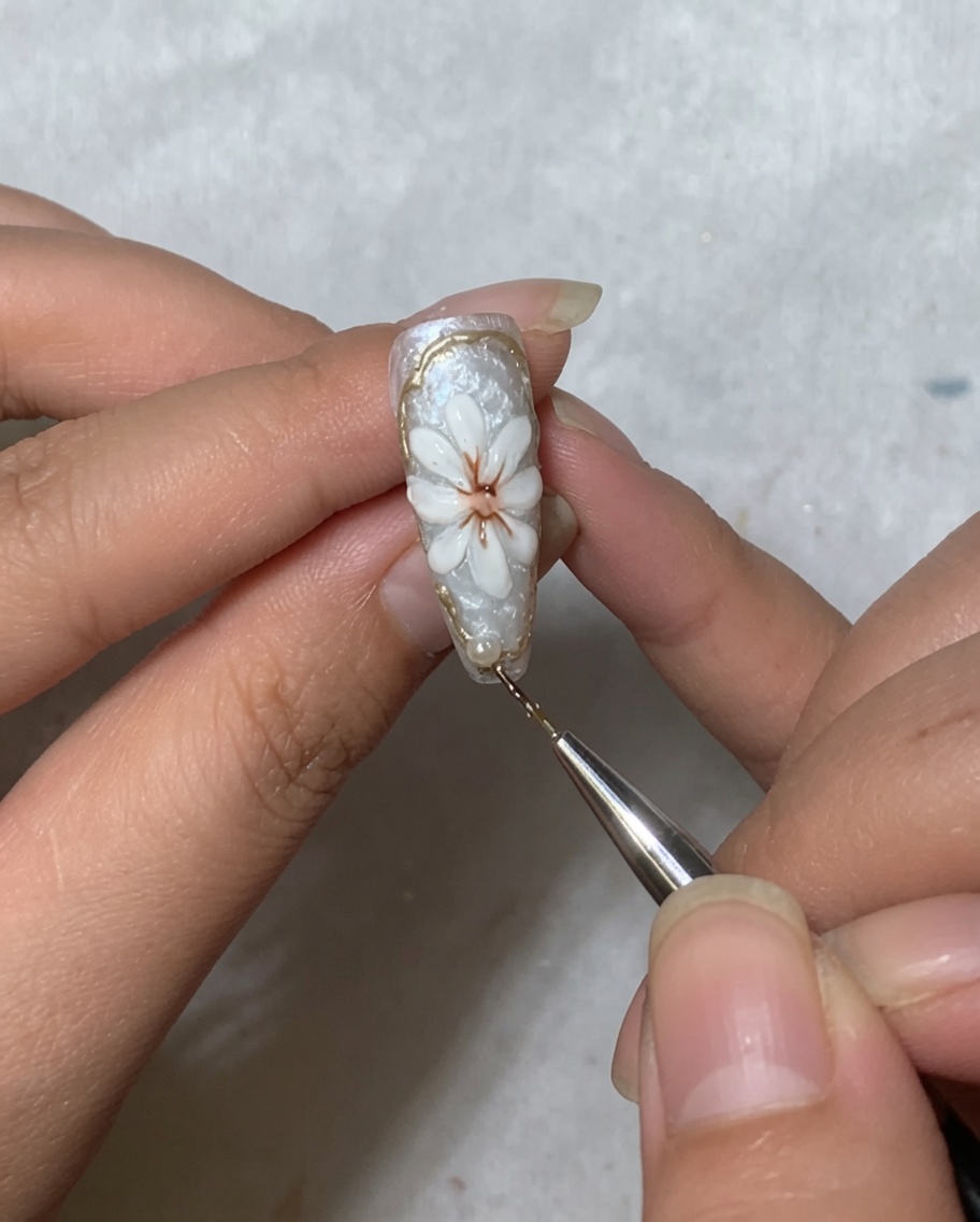 ピンセットでパールを花の根元に配置している様子