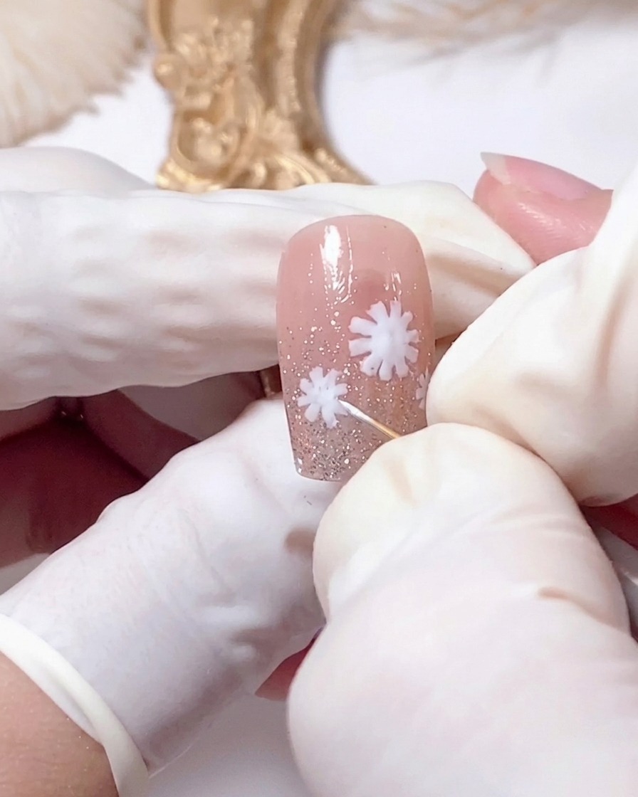 花の中心のイエロージェルをライトで硬化している様子。