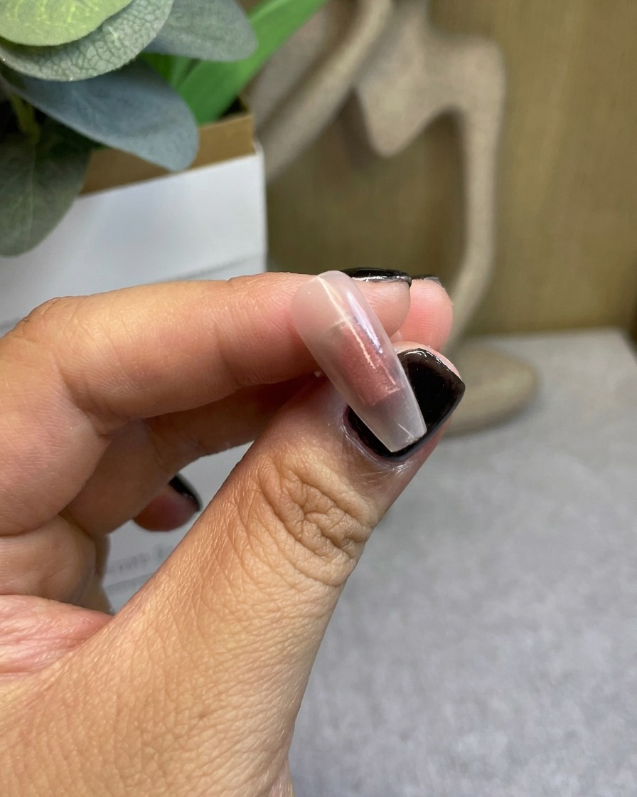 1度硬化した後の、ワインレッドのグラデーションが爪の中央にある状態