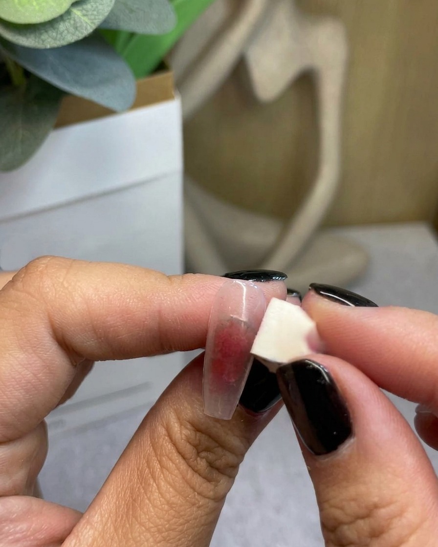 スポンジで赤のジェルを外側に向かってぼかし、グラデーションを完成させている様子