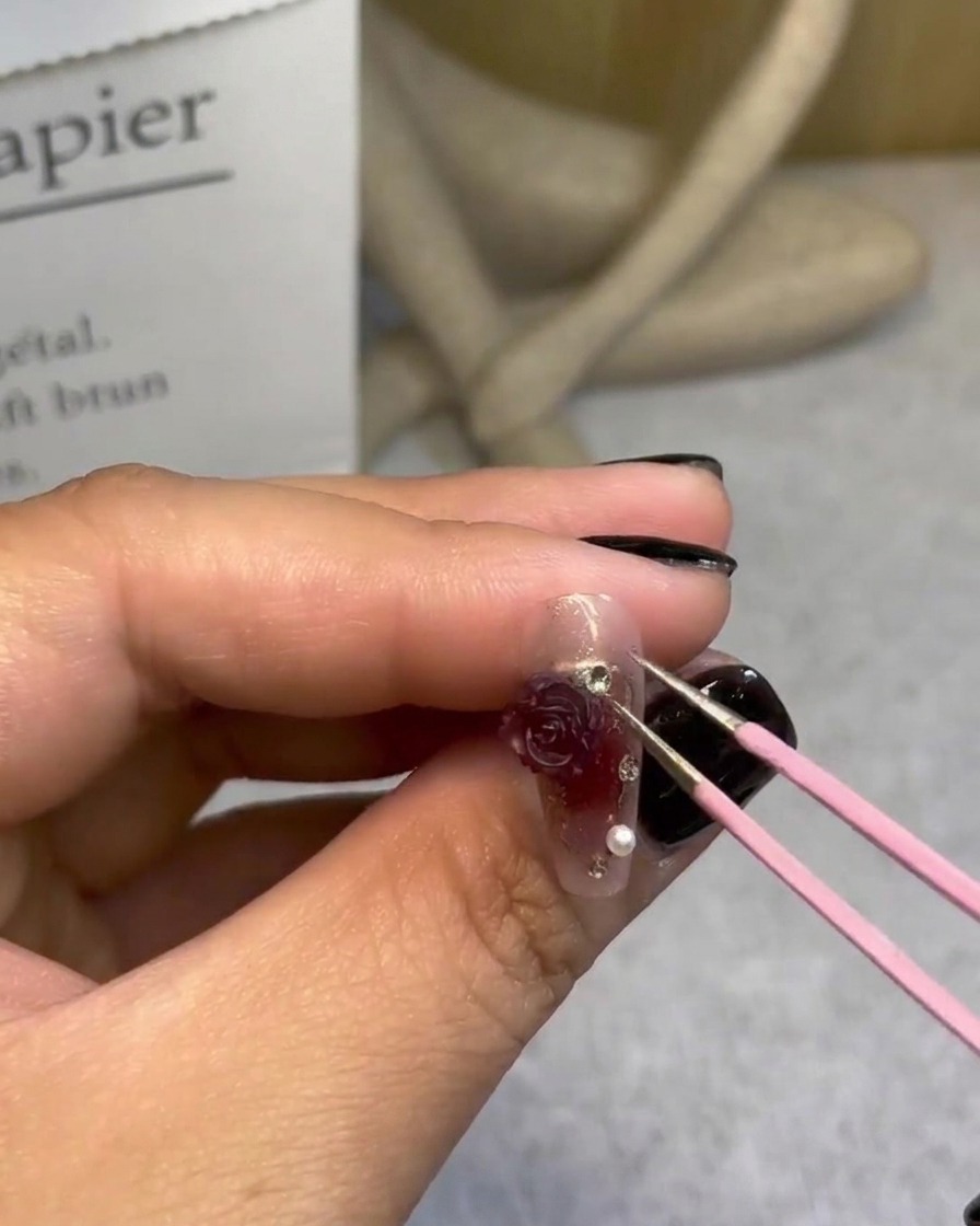 薔薇の周りに小さなパールを配置して完成させている様子