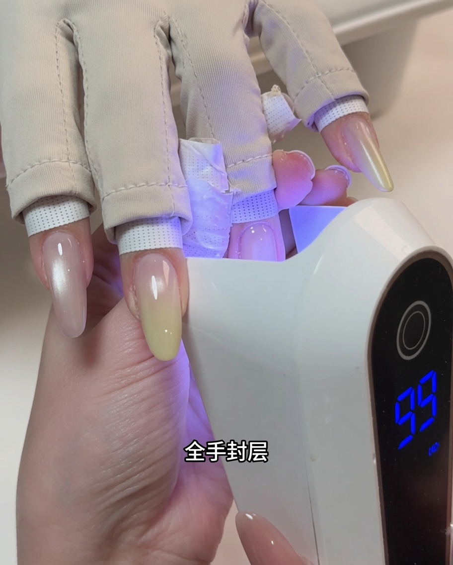 硬化プロセスの間、プロ仕様のUVネイルランプの中に配置された手。