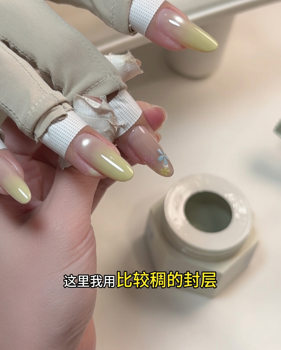 描かれたフローラルデザインの上に、厚手のスカルプティングジェルを塗布している様子を示すクローズアップ。