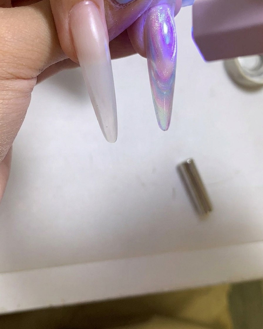 ハンディUV/LEDライトで光沢のあるマグネットジェルを硬化させている様子。