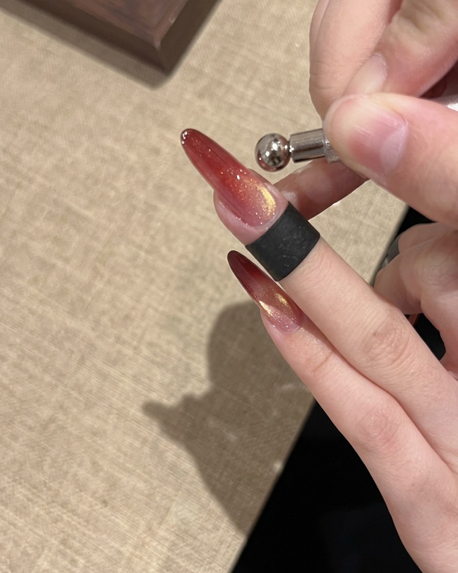 爪の上に明るく集中したガラス玉のキャッツアイ反射を形作るために使用されるリングマグネットツール。