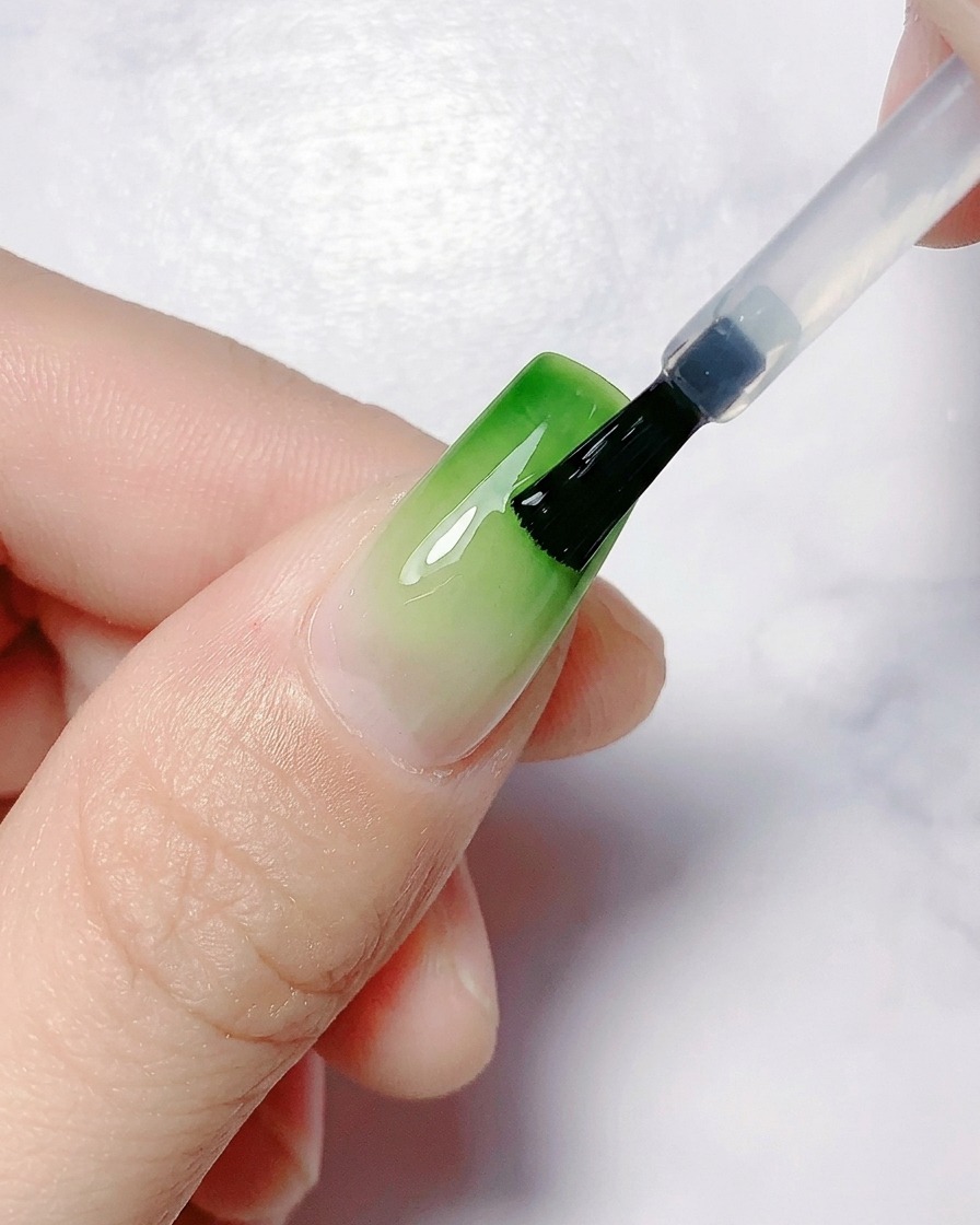 UVまたはLEDネイルライトの下で硬化中の手。