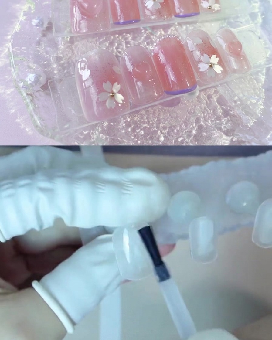 ベースコートを硬化させるため、UV/LEDネイルランプの下に置かれたネイルスタンド。