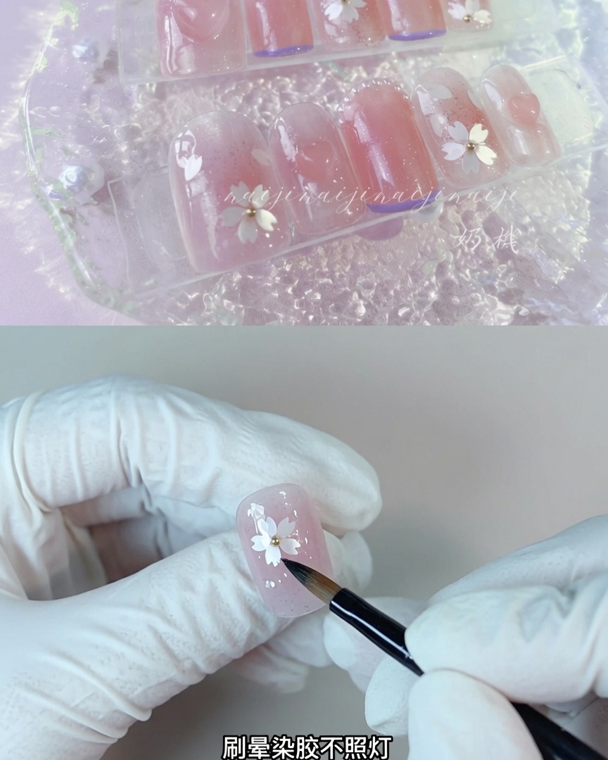 硬化させずに、爪の表面に透明なブルーミングジェルを塗布しているブラシ。