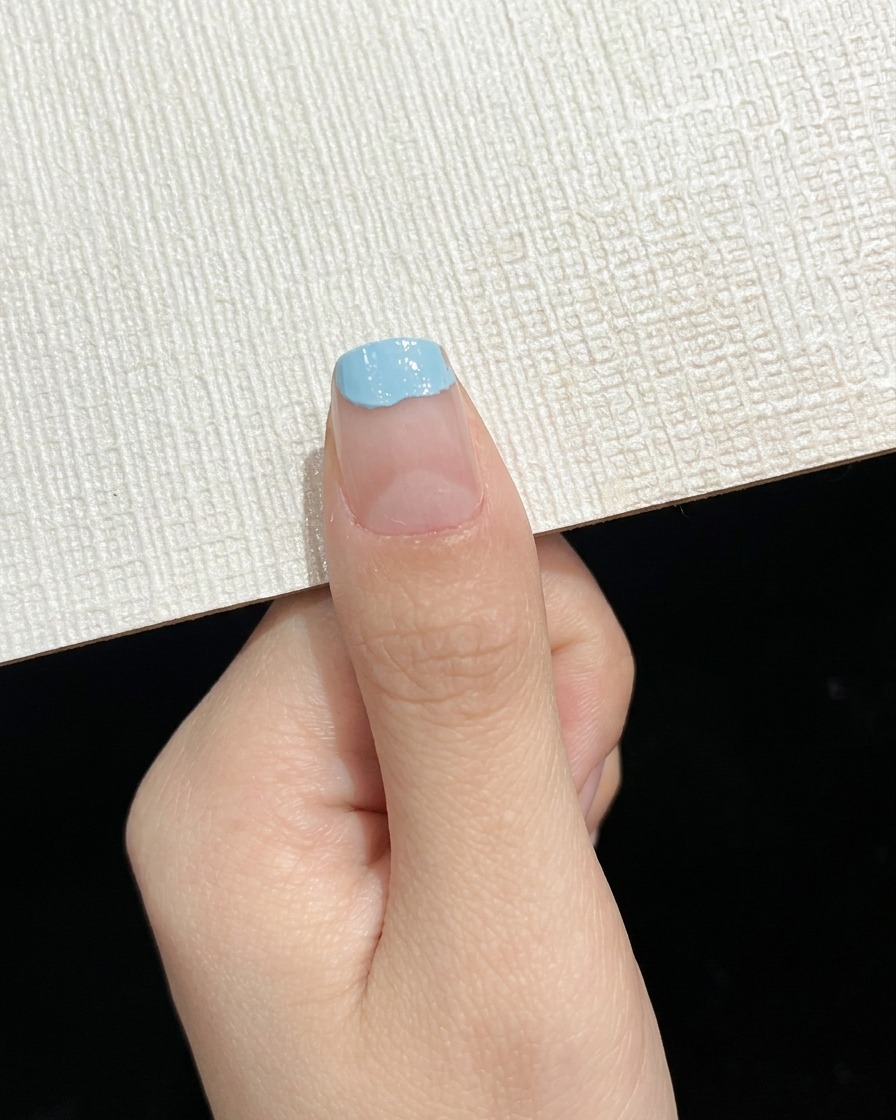 緑色のピグメントをつけたスポンジで表面のグラデーション効果をブレンドしている様子。