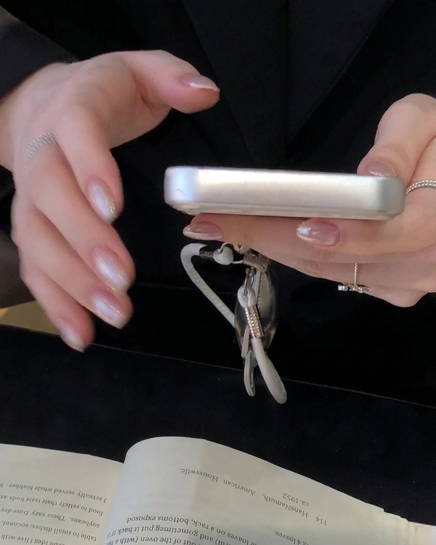 キューティクルエリアにアイボリーホワイトのジェルを乗せるスポンジスタンプツールのアップ。