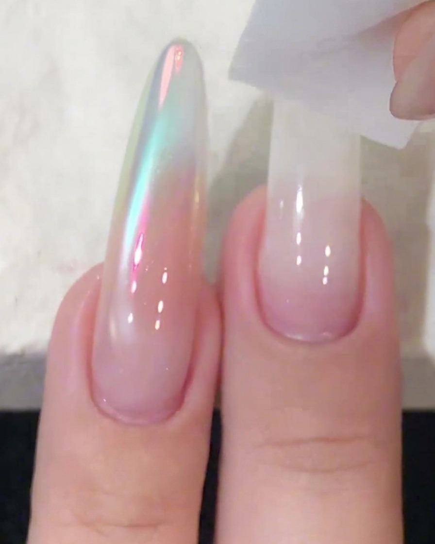 ロングネイルの先端に塗ったホワイトジェルをスポンジでぼかしている様子。