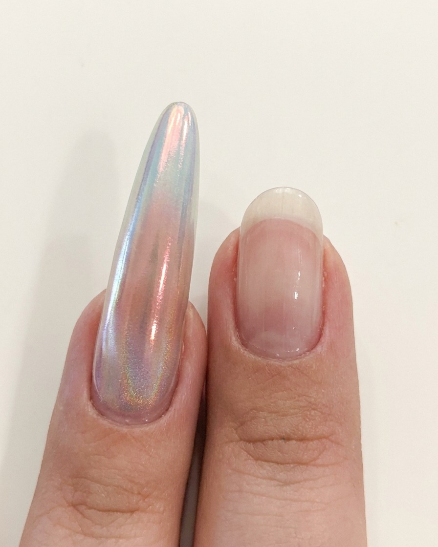 UV/LEDライトに手を入れてジェルネイルを硬化している様子。