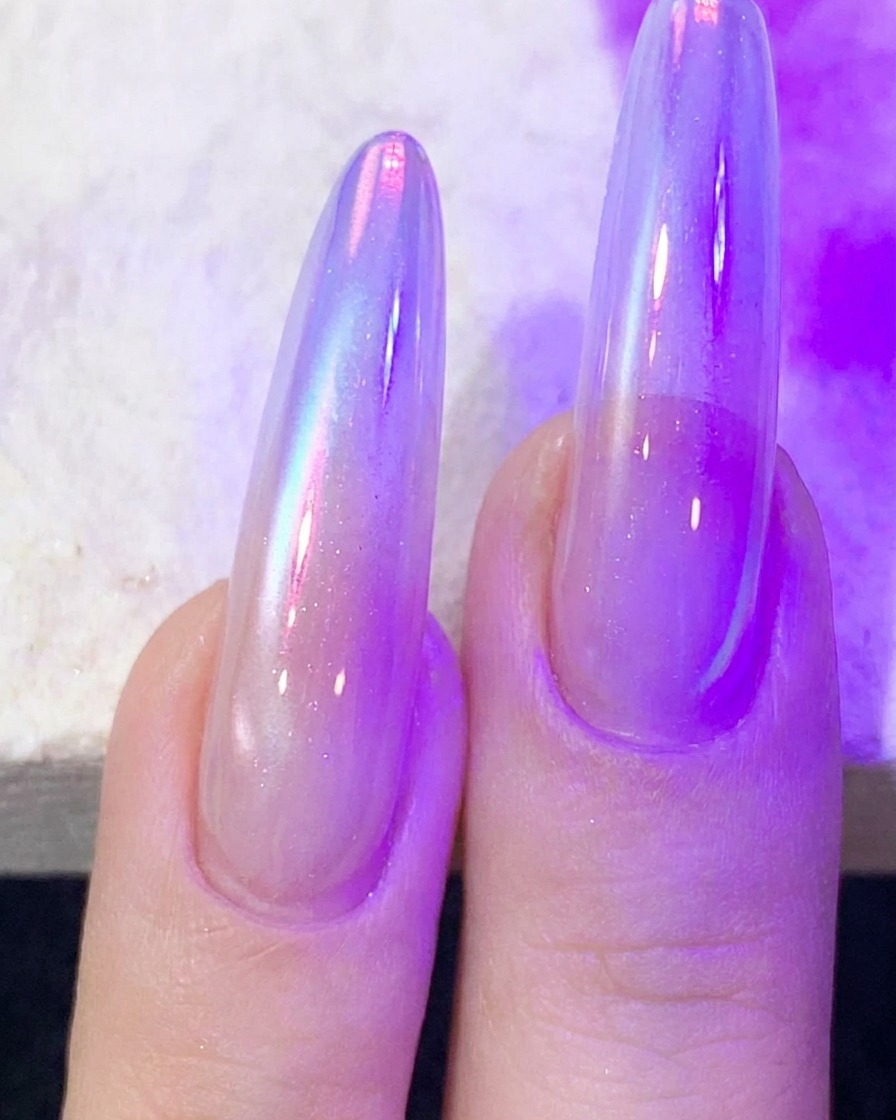 UV/LEDネイルライトの下でマグネットジェルを硬化している指先。