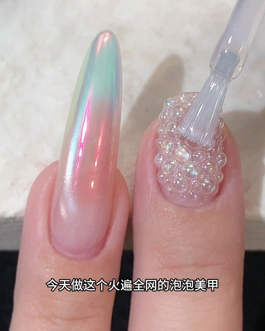 スポンジチップでブルーピンクとグリーンオレンジに輝くオーロラパウダーを取っている様子。